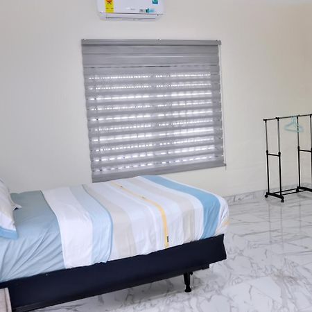 Queens Place Ξενοδοχείο Άκρα Εξωτερικό φωτογραφία