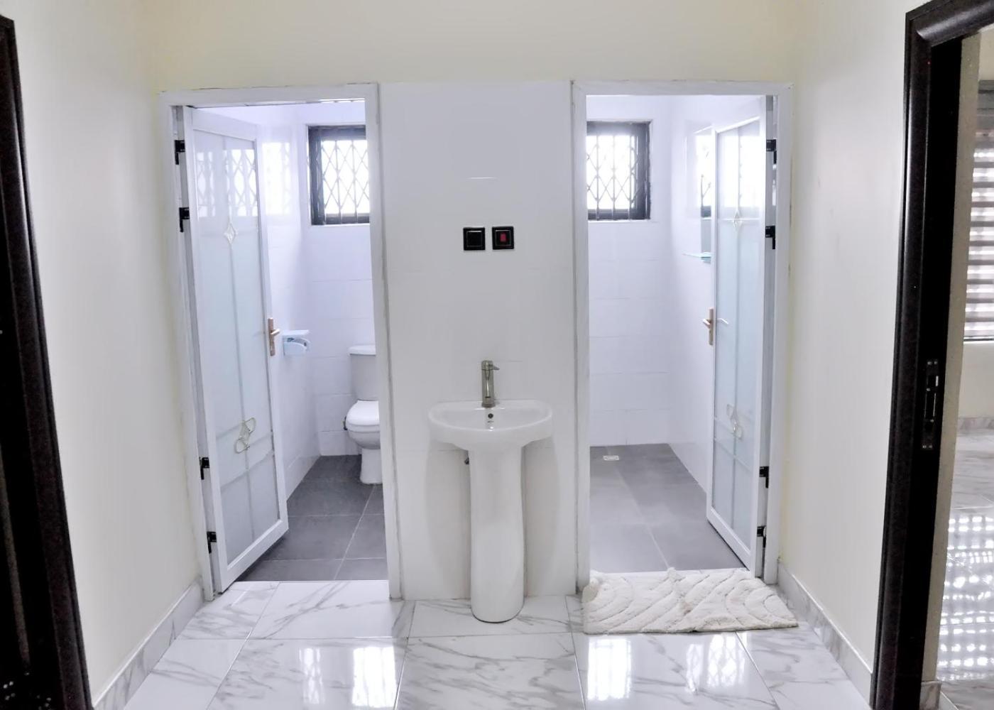 Queens Place Ξενοδοχείο Άκρα Εξωτερικό φωτογραφία