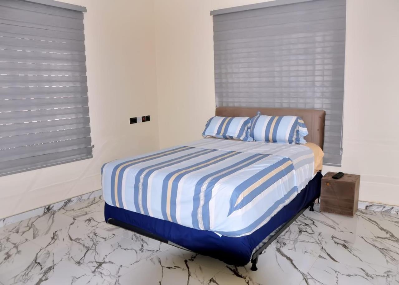 Queens Place Ξενοδοχείο Άκρα Εξωτερικό φωτογραφία