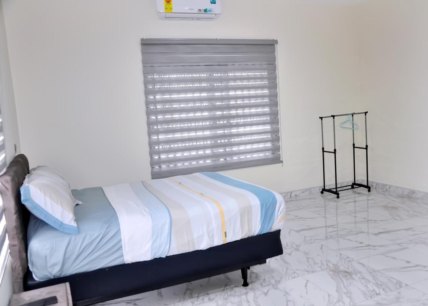 Queens Place Ξενοδοχείο Άκρα Εξωτερικό φωτογραφία