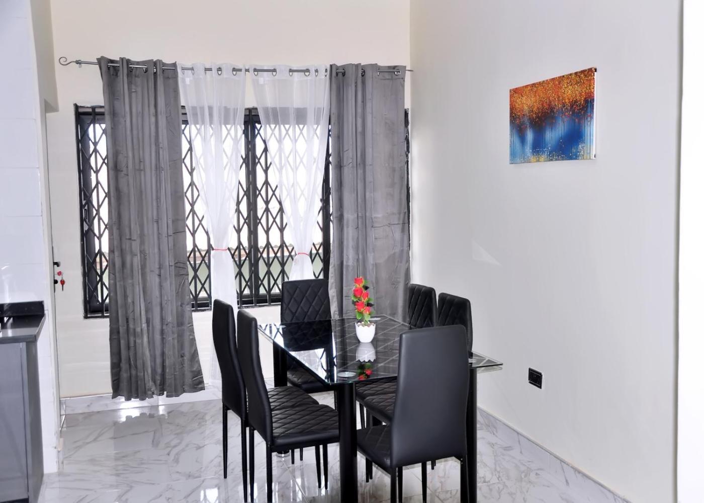 Queens Place Ξενοδοχείο Άκρα Εξωτερικό φωτογραφία