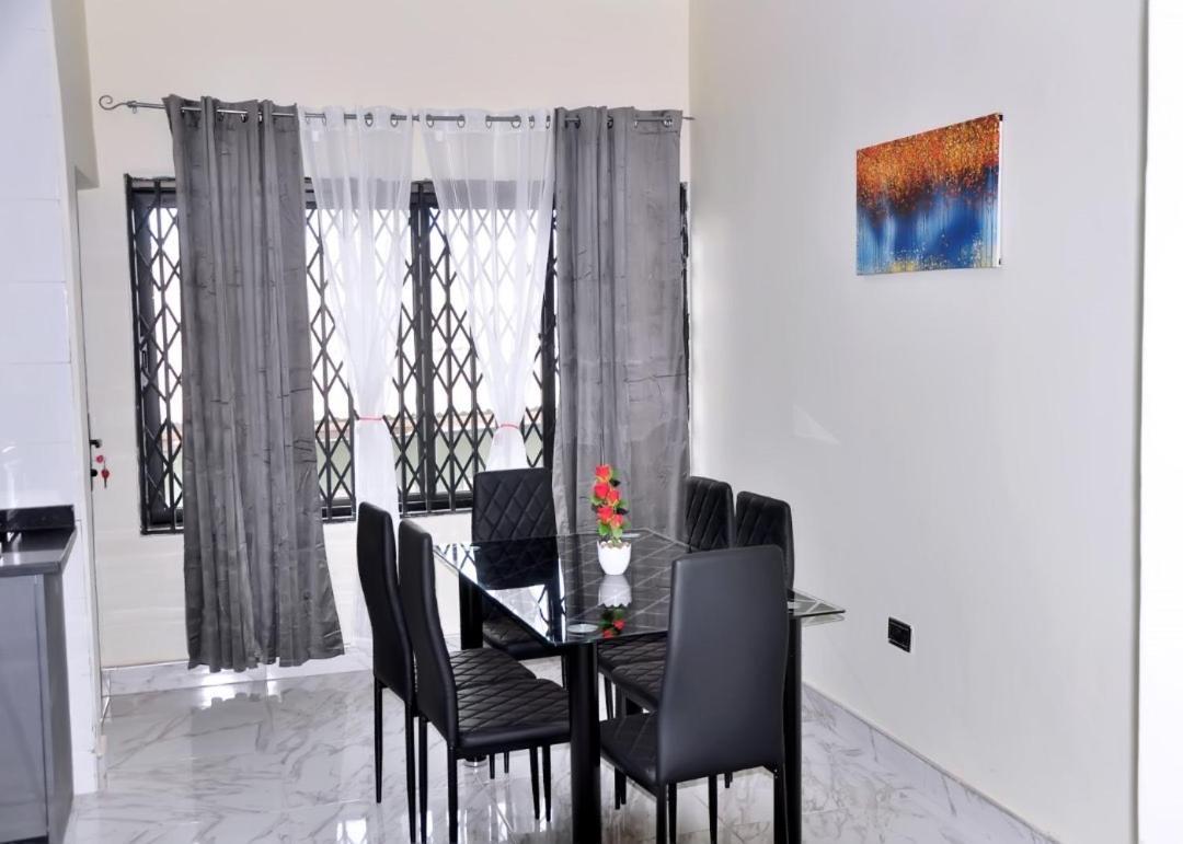 Queens Place Ξενοδοχείο Άκρα Εξωτερικό φωτογραφία