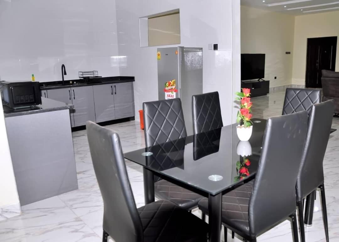 Queens Place Ξενοδοχείο Άκρα Εξωτερικό φωτογραφία