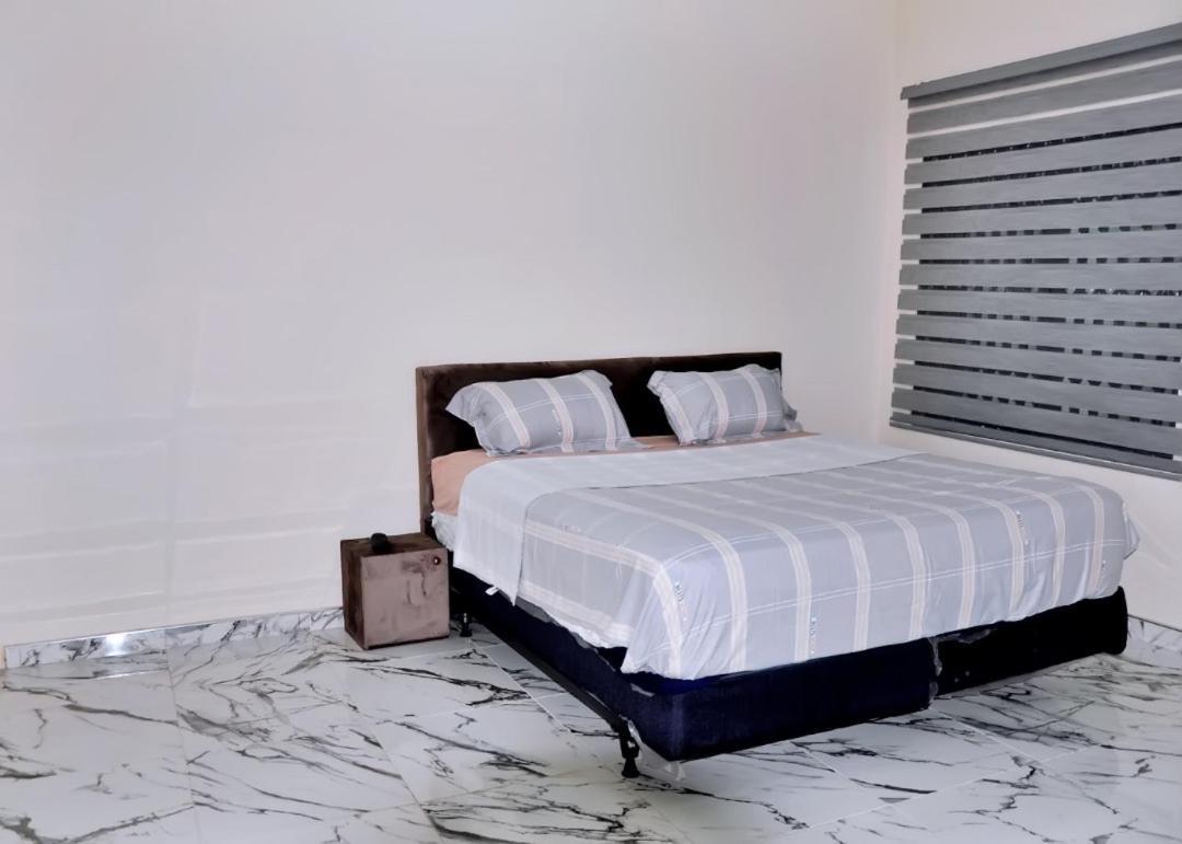 Queens Place Ξενοδοχείο Άκρα Εξωτερικό φωτογραφία